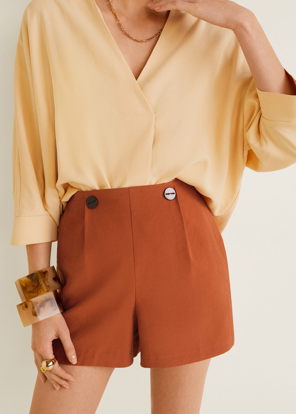 Buttoned high-waist shorts - sandy-thoa